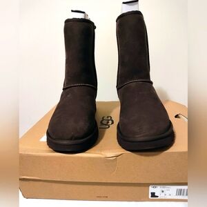 UGG Classics Essentials Brown Short Women Boots Size 9 NEW